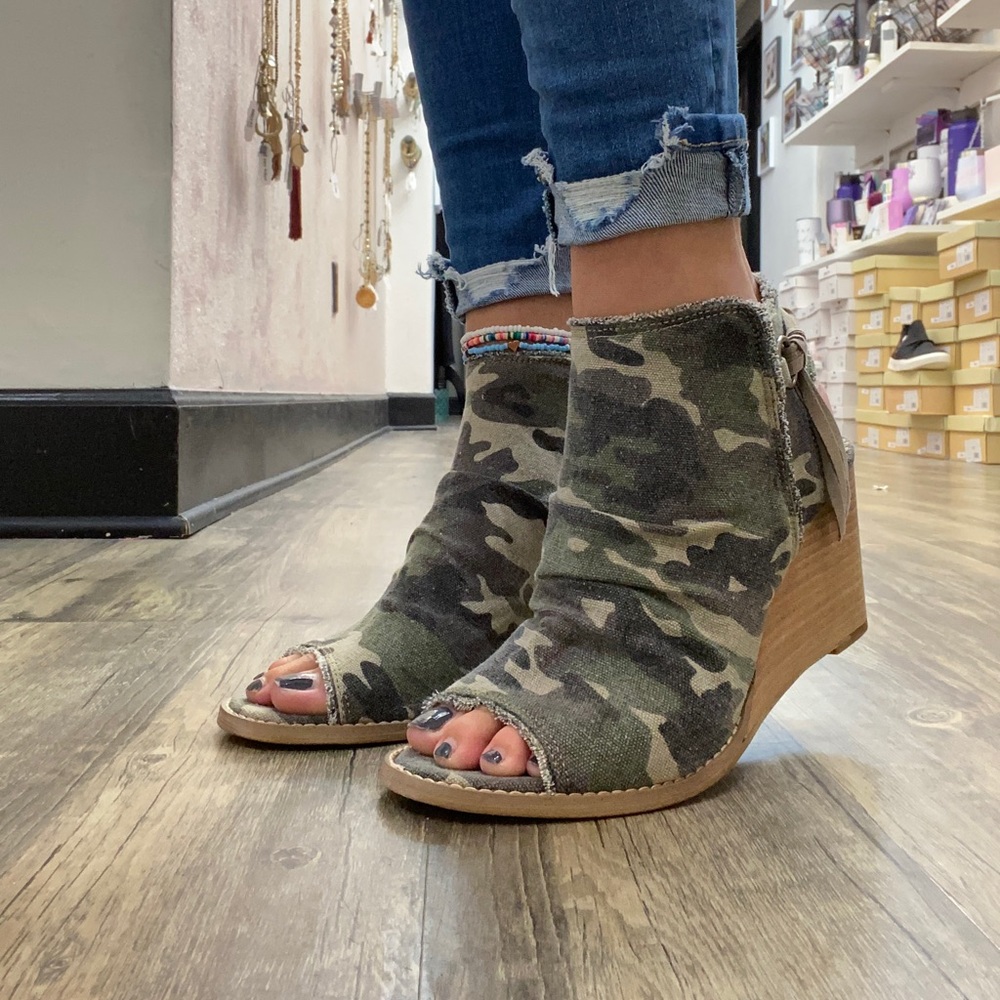 Very G camouflage wedged heels